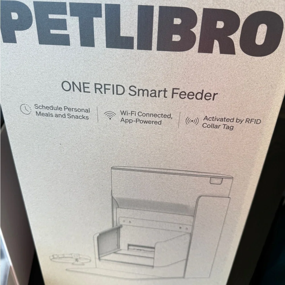 Automatic Cat Feeder - Black and White